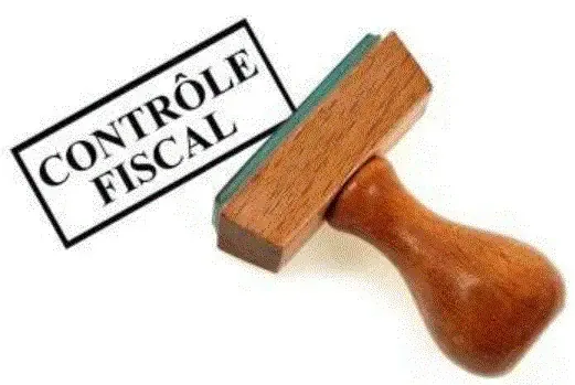 Tampon en bois portant la mention Contrôle fiscal sur un fond blanc.