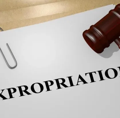 Document portant le mot expropriation près d’un maillet de juge.