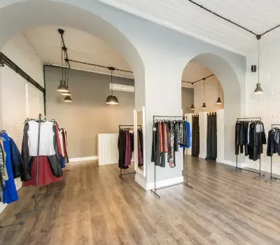 Intérieur lumineux d’un local commercial aménagé en boutique.