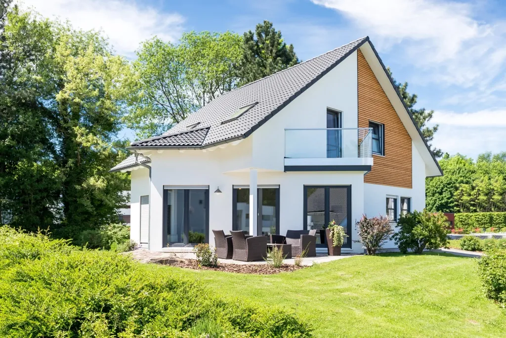 Maison individuelle contemporaine avec terrasse et jardin arboré.