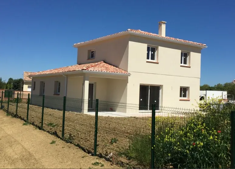 Vue extérieure d’une maison contemporaine à deux niveaux avec toiture en tuiles rouges.